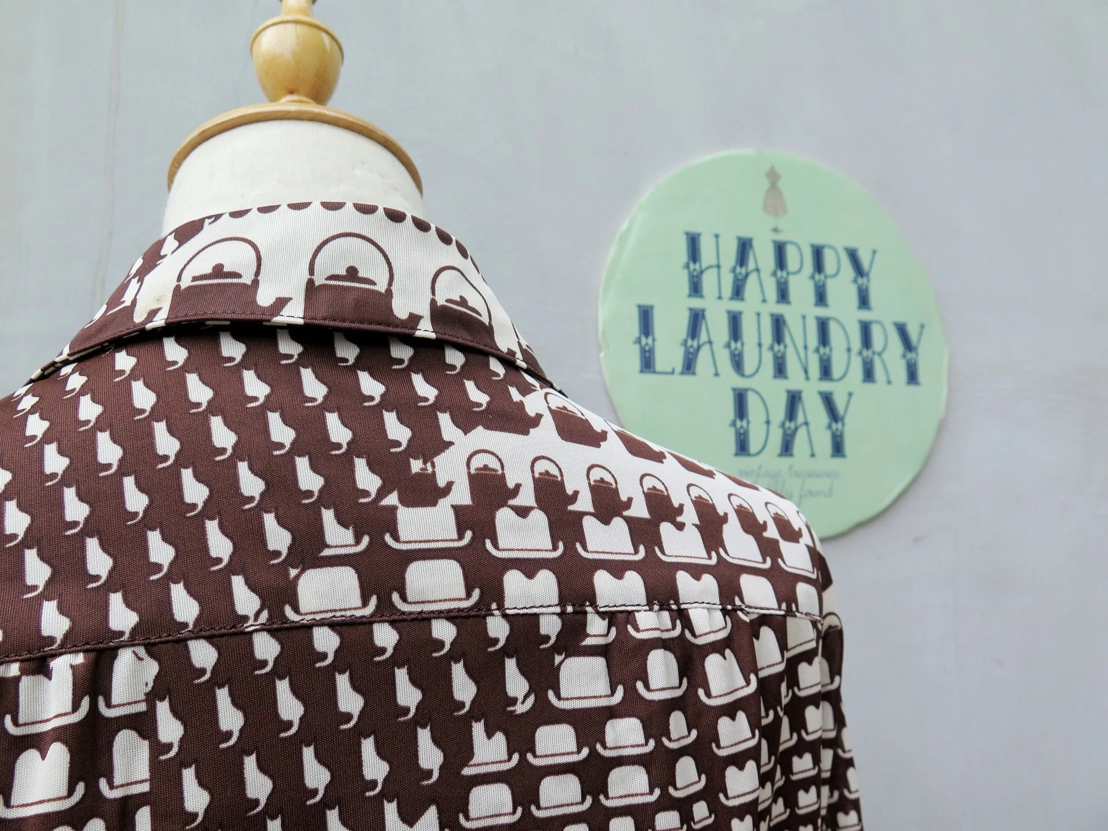 Sally TeaBody | Vintage 1960s 1970s Novelty atomic space age print Teapots and and Frying pans