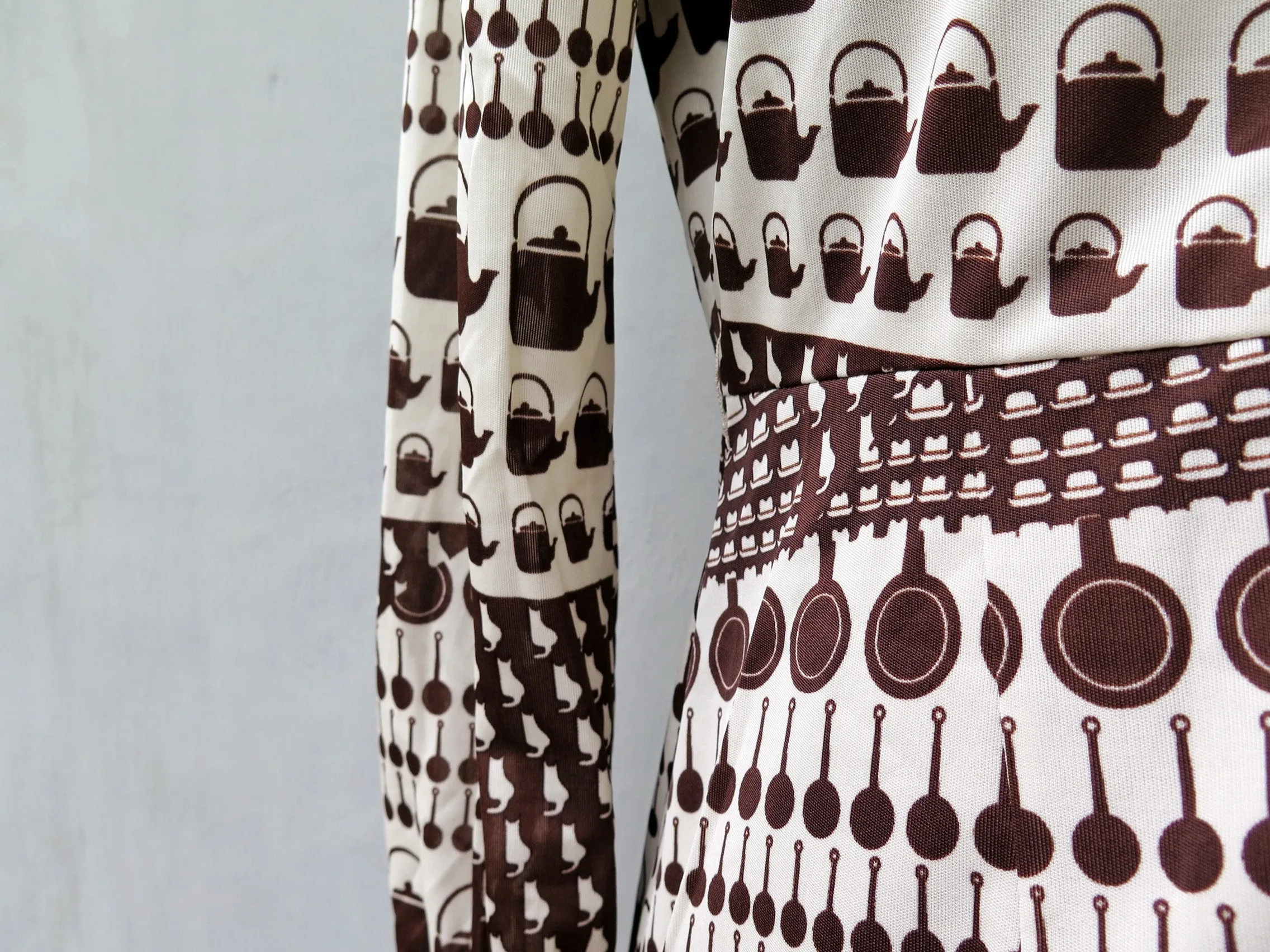 Sally TeaBody | Vintage 1960s 1970s Novelty atomic space age print Teapots and and Frying pans